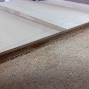 Coupe des deux façades d'un seul coup de scie plongeante, quel régal !