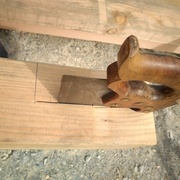 entaille dans le poteau à la scie