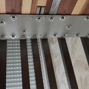 Plateau, pieds métalliques et platine, lors de la pose définitive.