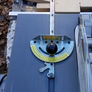 Entaille au plateau ne bloquant pas le poussoir.