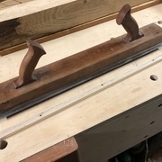 On voit les trois petits aimants encastrés