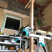 Travail d'acrobate pour usiner les traverses de près de 2 mètres.