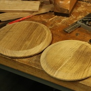 fabrication des fonds ( assemblage par tenons en  chêne) je n'ai pas utilisé de jonc pour l'etanchéité  mais ca fonctionne car les portées ne sont pas tres longues