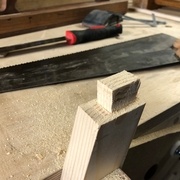 Ce côté est plus présentable, mais on voit quand même la trace de la reprise de sciage. Un coup de rabot ne sera pas du luxe.