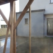 tout est fixé de facon à ce que le bardage soit à fleur des poteaux