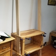 Les montants sont fixés temporairement par des serres en C et le tout est appuyé au mur.