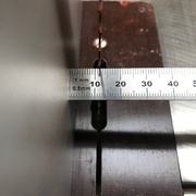 On règle à la moitié de la pièce à refendre