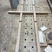 renfort intérieur du cadre assemblage à mi-bois et entailles pour accueillir les traverses du plateau