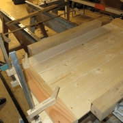 Les planches sont assemblées en panneaux