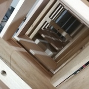 Une fois les angles encollés, les tiroirs sèchent dans leur future position pour éviter d'éventuels jours