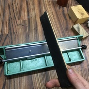 On finalise avec un cuir. Quand ça coupe du papier c'est bon!