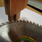 Encoche de l'épaisseur de la lame