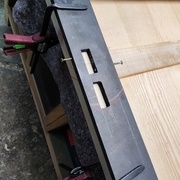 Gabarit de fortune avec les deux vis visibles pour le réglage du deuxième usinage (corps de la charnière)