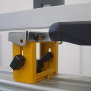 Support DeWALT placé trop bas sous le rail Pedante avant le réglage de sa hauteur.