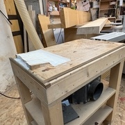 coins collés sur la desserte roulante