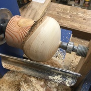 On tourne l'extérieur sur cette queue de cochon (avec le renfort de la pointe pour le plus gros du boulot)