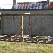 petit à petit, en pensant aux contreventements! vissé ici, pas de tenon mortaise il y aura un autre contreventement