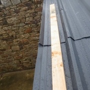 juste ce qu'il faut pour pouvoir monter les lames de bardage