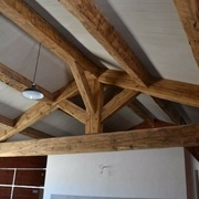 Charpente réalisée en bois de réemplois    http://www.mialoncharpente.fr/