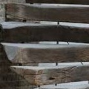 Marches d escalier en poutres équarries et taillées en rampant dessous