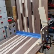 Assemblage piétement et plateau (lamello)