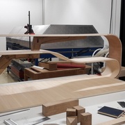 positionnement de l'étagère supérieure un peu délicat puisque sans le pied elle n'est pas solidaire du reste