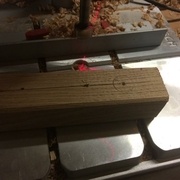 Réglage sur une chute du guide de la perceuse à colonne