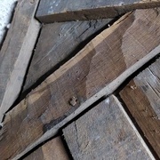 Traverse avec traces d'herminette (riflard ?)