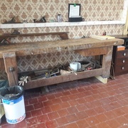 un gros établi bien mastoc !!! (et bien surélevé pour être au niveau du chevet de droite)