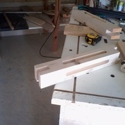 Mortaises réalisés à la défonceuse et aux ciseaux à bois.