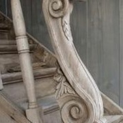 pilastre ancien louis xvi fait d un poteau large chantourné et sculpté