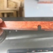 Les bords sont à finir à la main, au ciseau