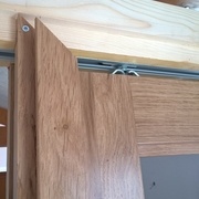 la feuillure dans l'habillage chêne permet également qu'il soit vissé (plus facile pour régler)