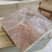 Découpe à longueur des poteaux en quatre coups de scie circulaire : il reste un petit 2x2cm au centre à couper à la scie japonaise !