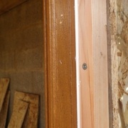 le compribande autour du dormant et le silicone sur l'extérieur avant la pose des tapées