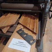 C'est une sorte de toupie horizontale pour moulurer les corniches qui se trouvent dans les anciennes maisons Alsaciennes.