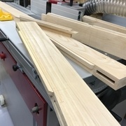 Coupe biaise sur la partie intermédiaire du montant de la porte