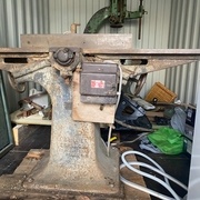 Lot 3 machines. 1scie à ruban 1dégau 1 perceuse colonne