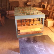 ... Dans la presse à plaquer