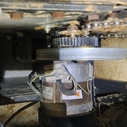 Retrait du bloc degau/rabo (vue du dessus entre la table de sciable et le bloc retiré partiellement)