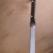 Une patte a été placée dans le plafond lors de la construction de la chambre, en prévision du lit.