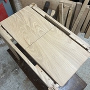 La table sans le plateau : les tablettes sont bien en place, et aimantées.