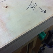 gabarit avec fine latte de bois