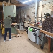 Toupie, scie à ruban : c'est chouette quand tout le monde a une tâche à réaliser, ça permet au formateur de souffler un peu (et de prendre des photos !)