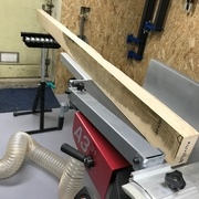 Un montant du dormant de la porte au dégauchissage