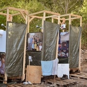 Des palettes sont disposées devant la sortie pour mettre ses chaussettes au sec !