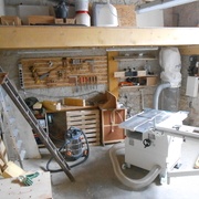 En face: mezzanine et outillage à main