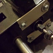 les écrous empêchent le bâti de se plaquer contre le panneau