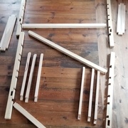 Les pièces à assembler, montants, traverses, tasseaux, côtés.