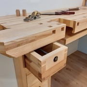 Tiroir sorti ; pour recevoir la presse frontale, la presse parisienne peut être légèrement sortie pour avoir plus de surface à disposition